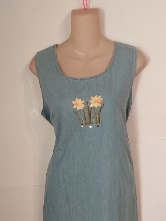 los olas Dresses & Skirts - Vtg Trad Wife Modest Jeans Long Dress Embroidered Daffodils Natural Fiber